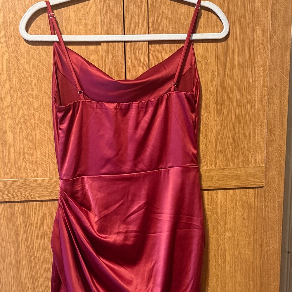 Chic Backless Red Dress - Picture 3 of 8